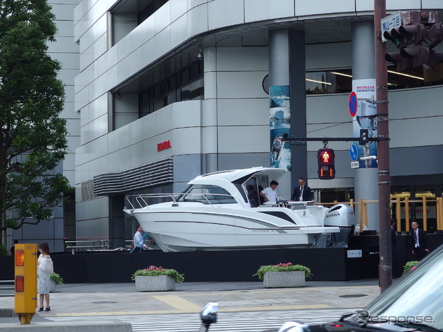 ホンダ船外機を搭載したボートが青山に