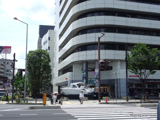 ホンダ船外機を搭載したボートが青山に