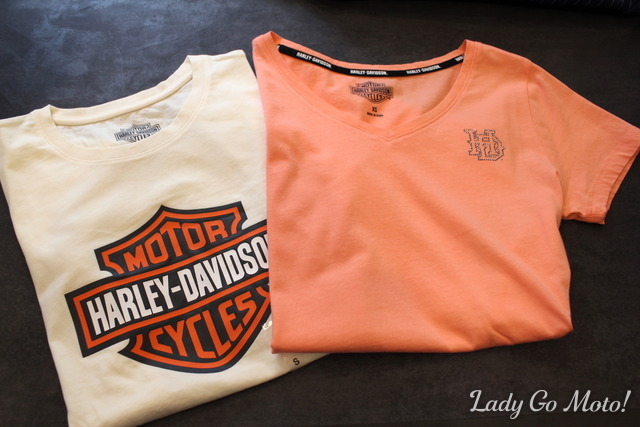 レディースTシャツ (左)5,500円、(右)5,000円(ともに税抜)