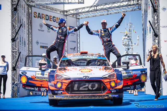 ヒュンダイの#6 ソルド(右)が優勝(左はコ・ドライバーのC.デル・バリオ)。