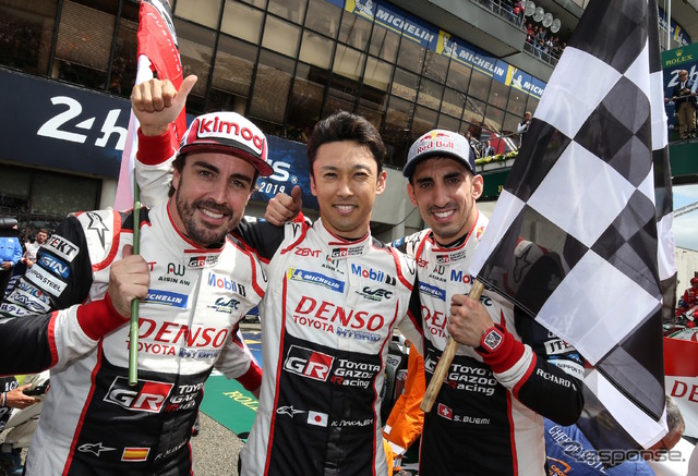 #8 トヨタの(左から)アロンソ、中嶋、ブエミ。