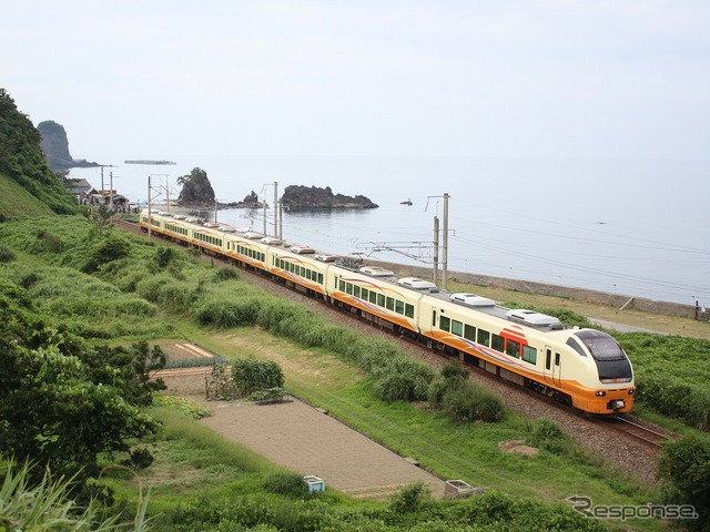 羽越本線を走るE653系1000番台の特急『いなほ』。酒田～秋田間から運行を再開する。