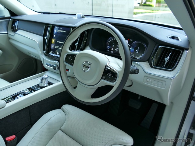 ボルボ XC60 T8 TWIN ENGINE AWD INSCRIPTION