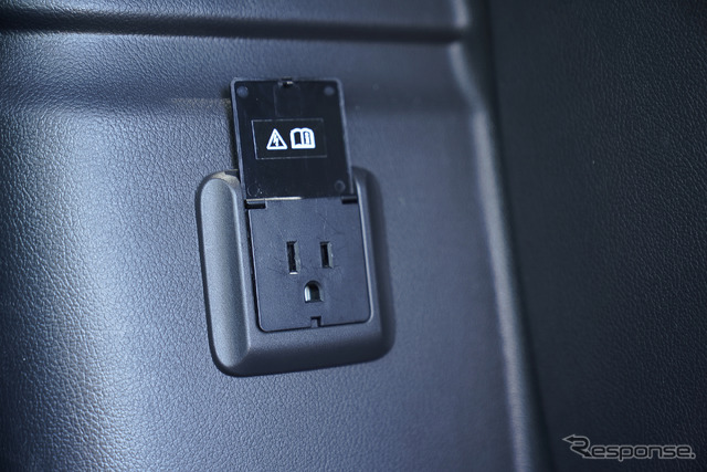 三菱 アウトランダーPHEV のラゲッジルームに備わる100V AC電源(1500W)