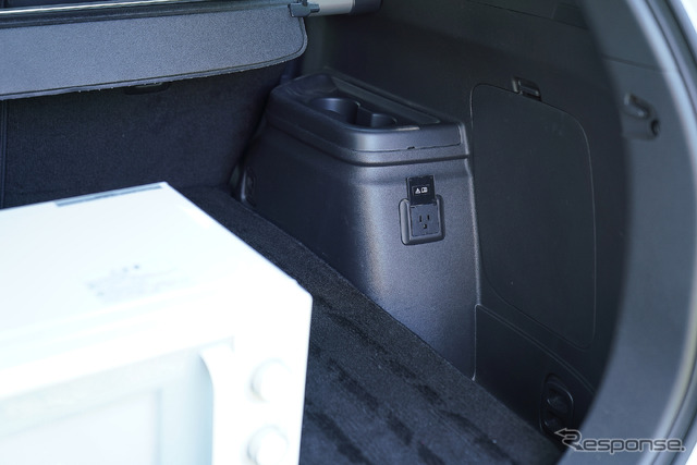 三菱 アウトランダーPHEV のラゲッジルームに備わる100V AC電源(1500W)