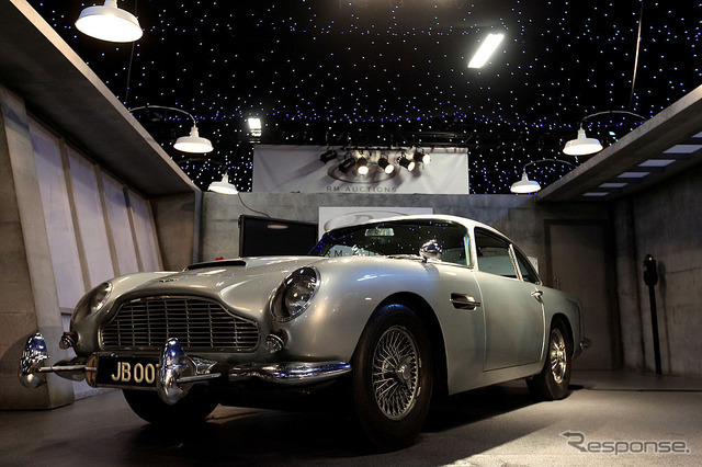 『007ゴールドフィンガー』と『007サンダーボール作戦』の撮影で用いられたアストンマーティンDB5(2010年のオークション)。