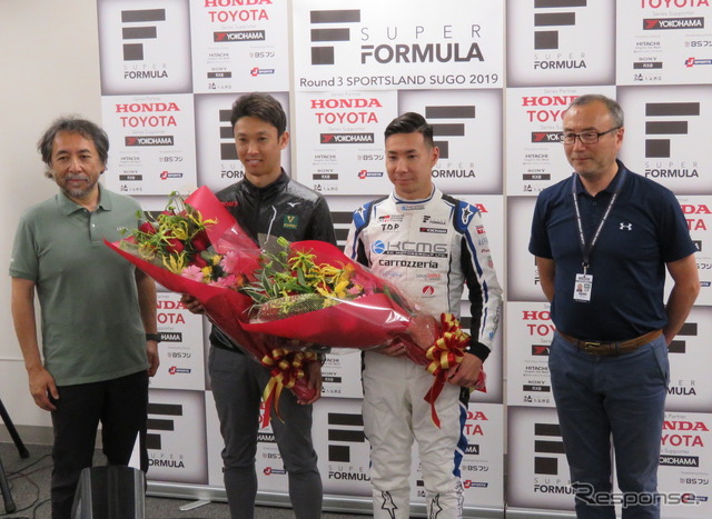 中嶋一貴(中央左)と小林可夢偉(同右)のルマン、WECでの活躍に対し、日本レース写真家協会と日本モータースポーツ記者会からの花束贈呈が土曜午前に行なわれている。
