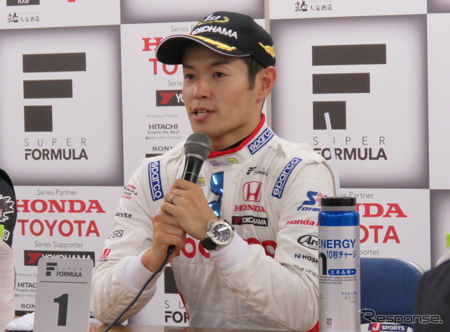 ポールポジションを獲得した#1 山本尚貴(ポール会見時)。