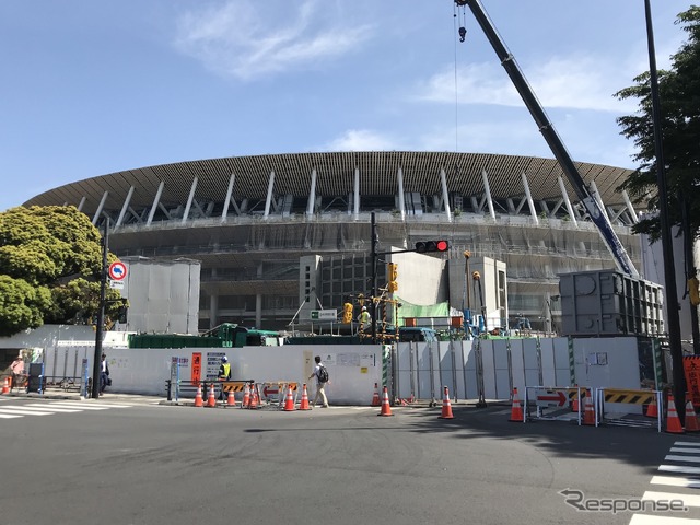 建設が進む国立競技場（5月、東京都）