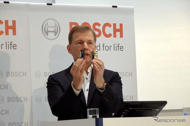 ボッシュ代表取締役社長クラウス・メーダー氏。30%小型化された次世代レーダー(向かって左側)を披露