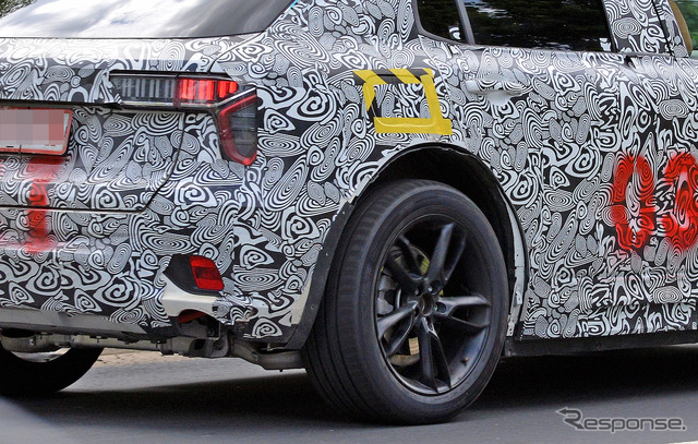 ロータス初のクロスオーバーSUV 開発車両(スクープ写真)