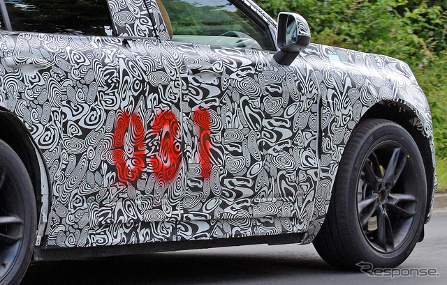 ロータス初のクロスオーバーSUV 開発車両(スクープ写真)