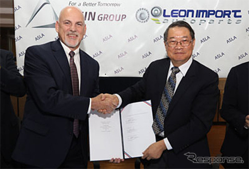 現地での調印の様子(左:AWA スコット・ターピン社長、右:Leon ハヴィエール・チャン氏)