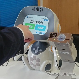 富士通が提供する「ロボットAIプラットフォーム」を搭載したコミュニケーションロボット「unibo」が点呼業務を支援
