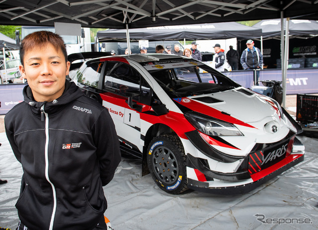 勝田貴元はいよいよWRCに「トヨタ・ヤリスWRC」(後方)で出場する(写真はフィンランド・ラリー選手権参戦時)。