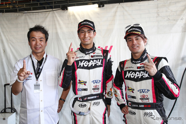 GT300クラスのポールを獲得した#25 HOPPY 86MCの（左から）土屋武士監督、松井、佐藤。