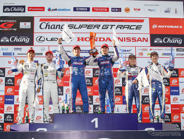 GT500クラスはレクサス勢が1-2-3フィニッシュ(中央左が大嶋、右が山下)。