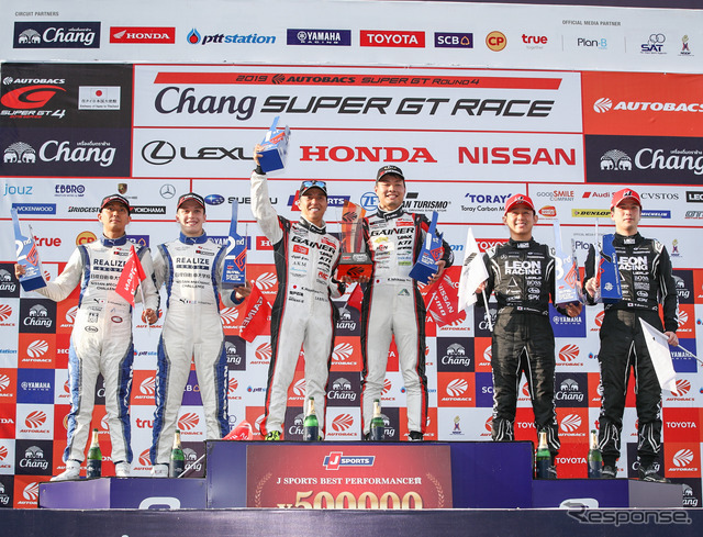 GT300クラスの表彰式(中央左が星野、右が石川)。