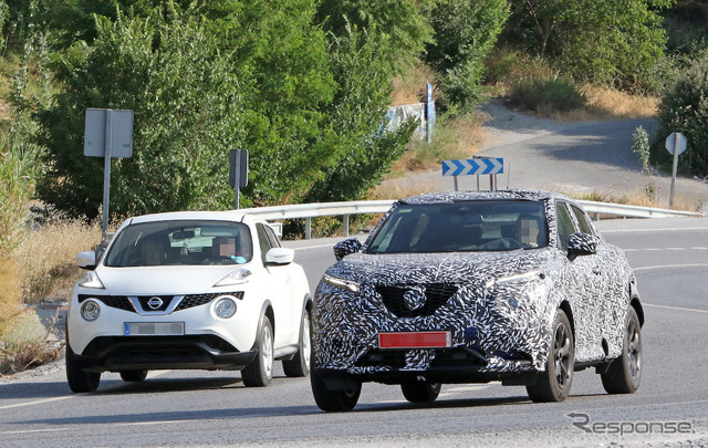 並んで走行テストをおこなう日産 ジューク 次期型(右)と現行型