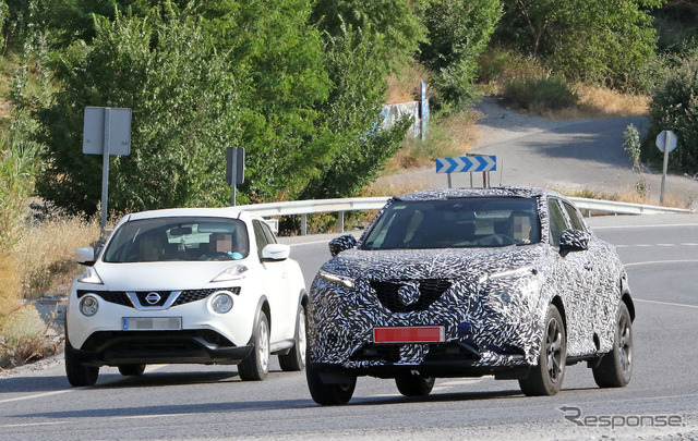 並んで走行テストをおこなう日産 ジューク 次期型（右）と現行型