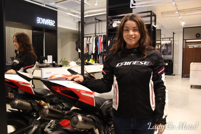 着脱式ウインドストップライナーが付くレディースのメッシュジャケット「AIR FRAME D1 LADY TEX JACKET」女性スタッフさんに着用していただきました。