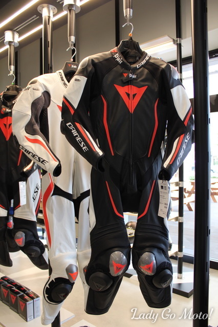 MotoGPライダーのスーツにも採用されているエアバッグD-AIRが搭載されたレディースのレーシングスーツ(手前)「MISANO 2 D-AIR LADY PERF. 1PC SUIT」
