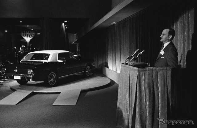 1965年型マスタングを発表するアイアコッカ氏(1964年、ニューヨーク)