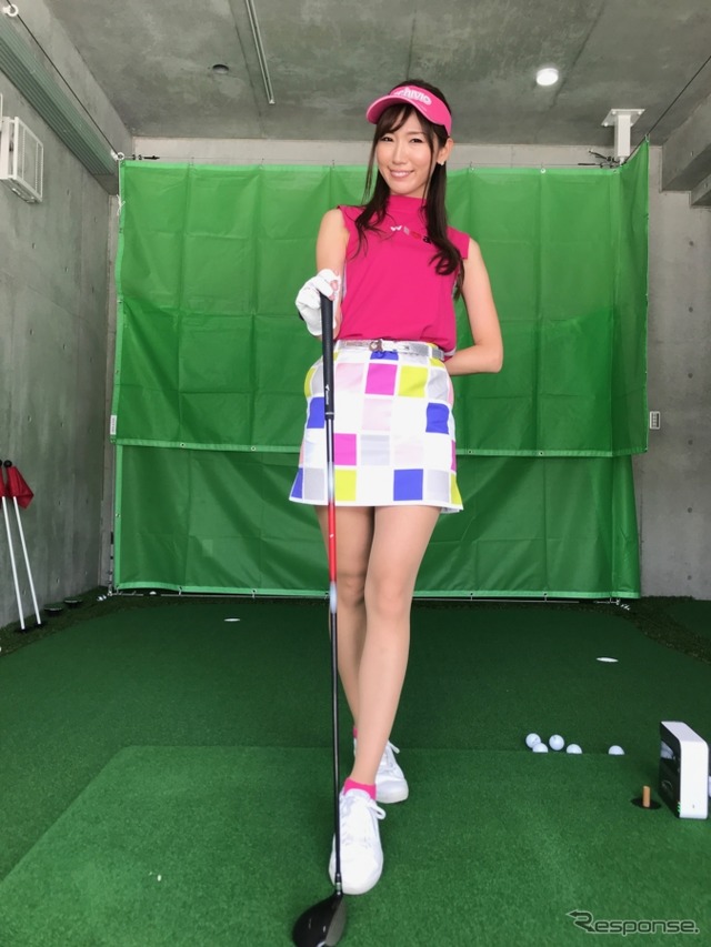 自身もすっかりゴルフの楽しさに魅了されたモデルの美波千夏さん「クルマ好きに人にはぴったりなガレージハウスですがこんなスペースで練習できたら最高ですね」とお気に入りの様子だ。