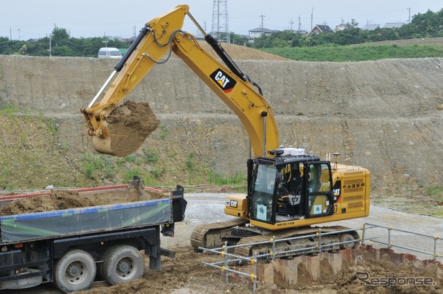 無人のCat320による自動掘削・積込作業