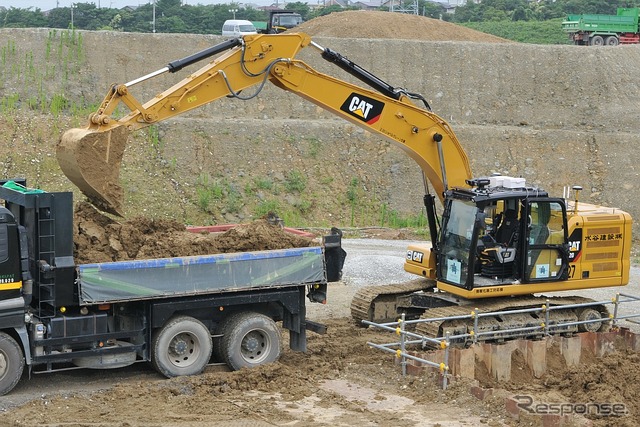 無人のCat320による自動掘削・積込作業