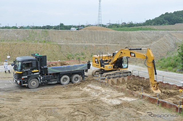 無人のCat320による自動掘削・積込作業