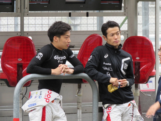 DOCOMOダンディライアンの(左から)#5 福住仁嶺と#1 山本尚貴。