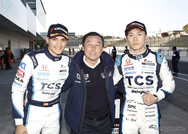 ナカジマレーシングの(左から)#64 パロウ、中嶋悟監督、#65 牧野任祐(写真は開幕戦)。