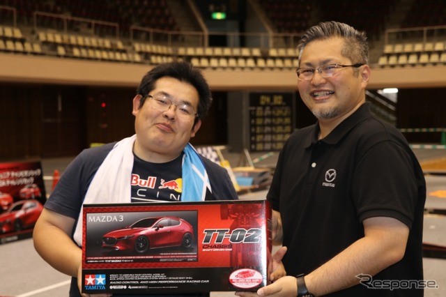 レース終了後には抽選会も。その中には、なんと発売前の1/10スケールのマツダ3TT-02 シャーシセットもサプライズで用意された。