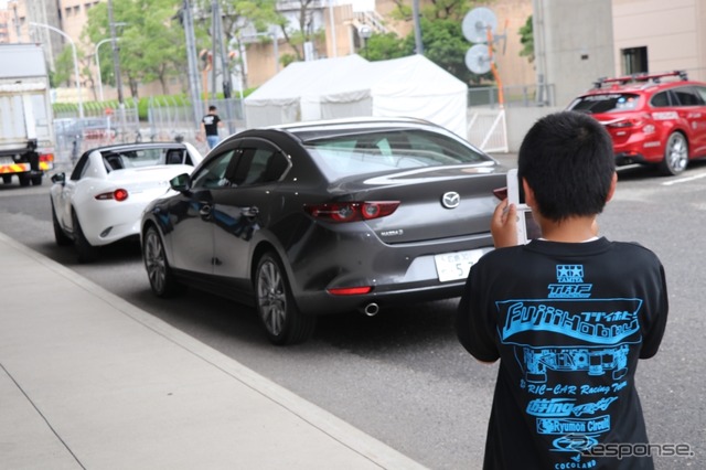 自分が参加しない時間に写真に収める来場者の姿も。子供が参加するイベントで実車が展示されるケースは稀。子供たちからも大いに注目されていた。