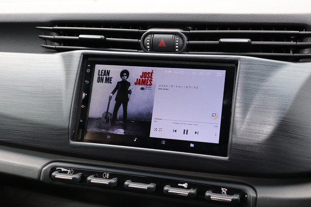 センタークラスターパネルにタブレットが装着された車両の例(製作ショップ:アンティフォン)。