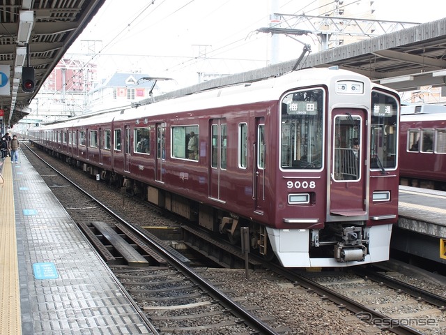 十三駅に停車中の阪急9000系電車。