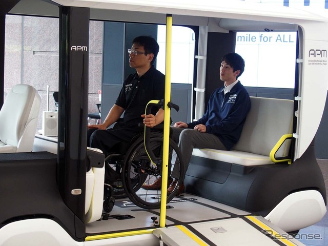 車いす乗車した状態。運用時はは固定用ベルトも使われる