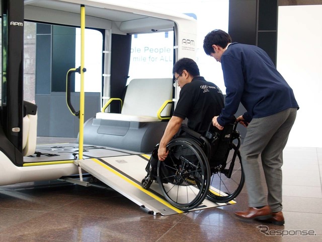 スロープにより車いす利用者もスムーズに乗車できる