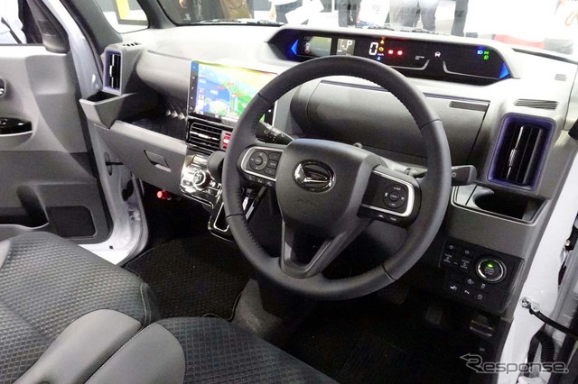 新型タントカスタムの運転席回り。パーキングブレーキは足踏み式が踏襲された