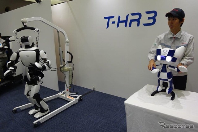 トヨタ　マスコットロボット（右）とT-HR3の連携