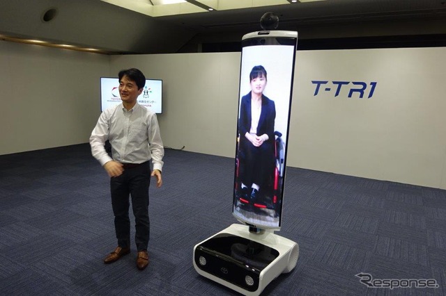 遠隔地間コミュニケーションサポートロボットのT-TR1