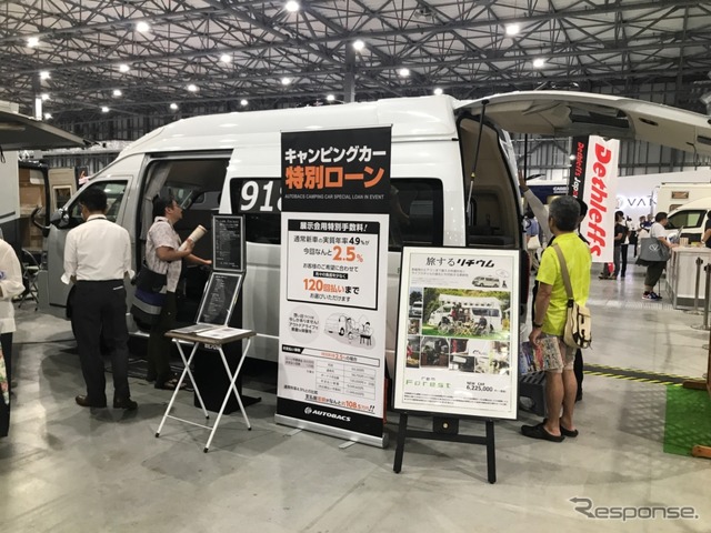 今回の東京キャンピングカーショーでの目玉は、高規格救急車のベース車両で作られたモデル。
