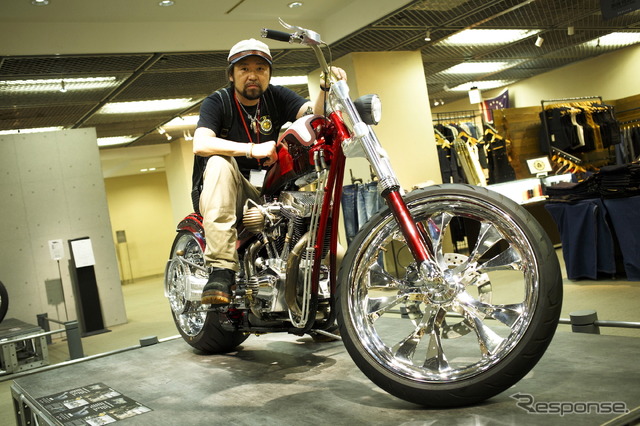 吉澤雄一氏。盟友植田良和氏と2003年よりカスタムワークスゾンを始動。圧倒的なハングリー精神とストイックさでカスタムバイクを制作し、世界の頂点に次々と輝く。今回展示したカスタムバイクは全て購入できる