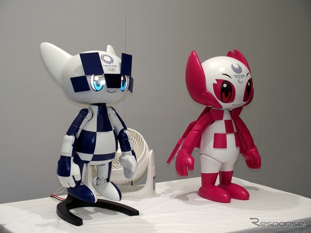 東京2020大会マスコットロボット。左から「ミライトワ」「ソメイティ」。動くのは左の「ミライトワ」