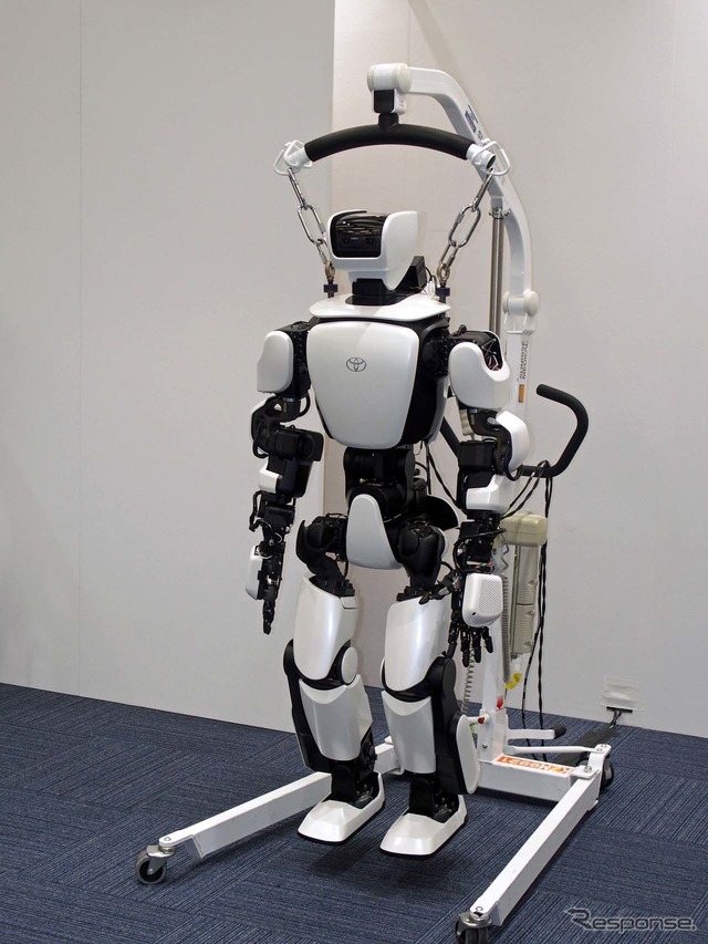 ヒューマノイドロボットの「T-HR3」。倒れることも想定して吊り下げて使われる予定