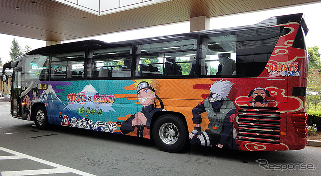 7月19日から走り出した「NARUTO×BORUTO 高速バス」(2台設定)(C) 岸本斉史 スコット/集英社・テレビ東京・ぴえろ
