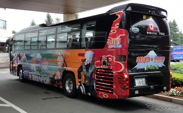7月19日から走り出した「NARUTO×BORUTO 高速バス」(2台設定)(C) 岸本斉史 スコット/集英社・テレビ東京・ぴえろ