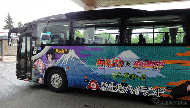 7月19日から走り出した「NARUTO×BORUTO 高速バス」（2台設定）(C) 岸本斉史 スコット／集英社・テレビ東京・ぴえろ