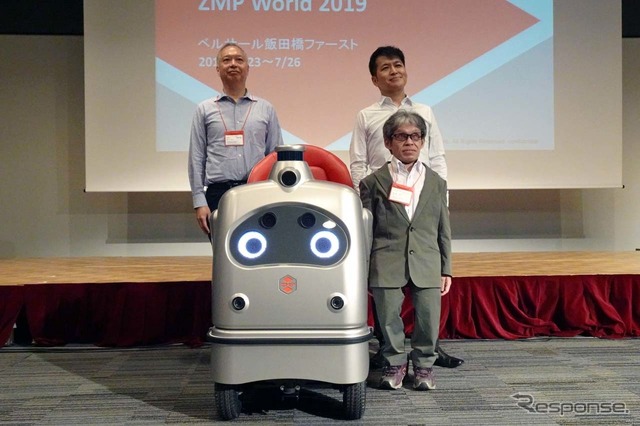 左から三井化学の担当者、ZMPの谷口恒社長(右奥)、サウンドデザイナーの武者圭氏(右手前)